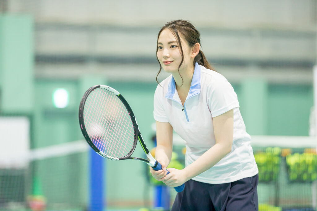テニスをしている女性
