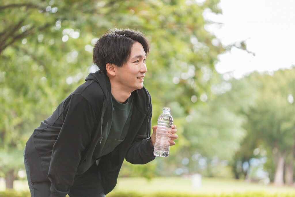 トレーニング中に水を飲む男性