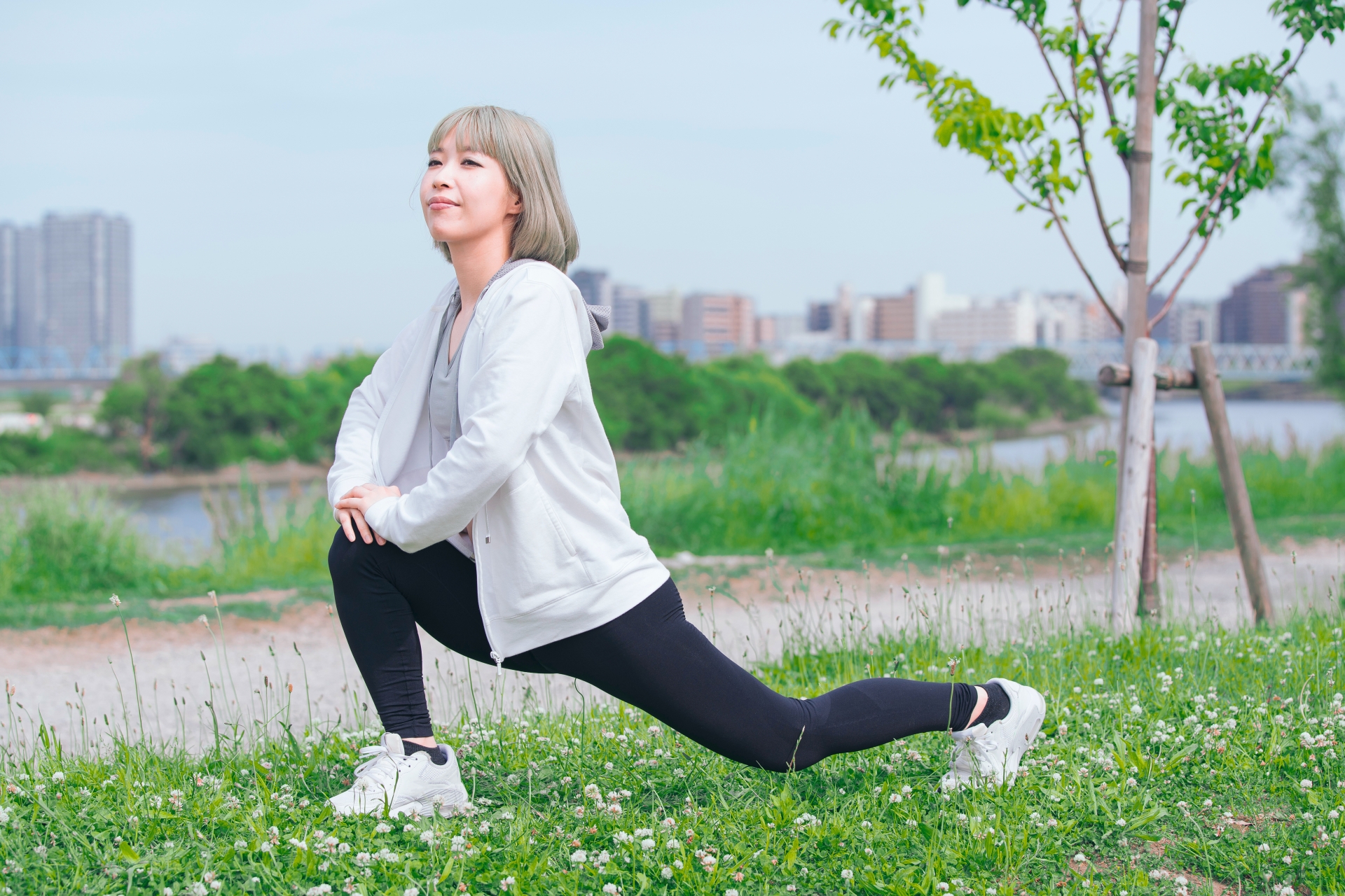 公園でストレッチをする女性