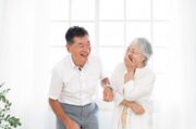 笑顔のシニア男女