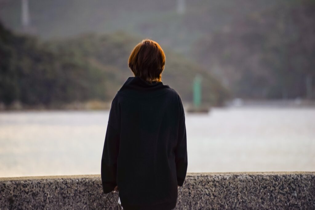 一人佇む女性
