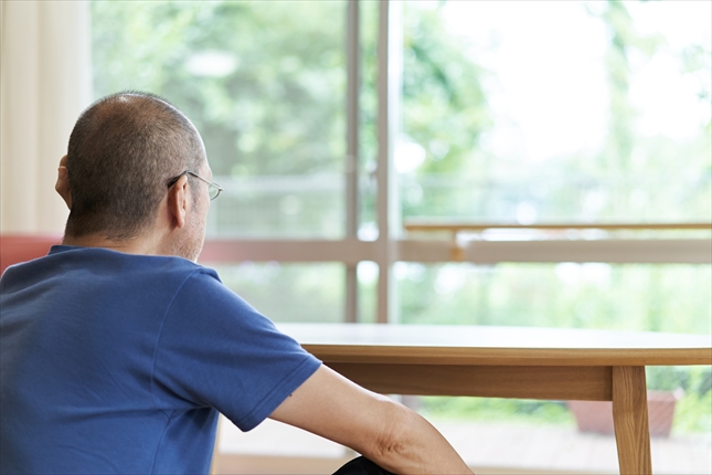 ぼんやりとする壮年男性