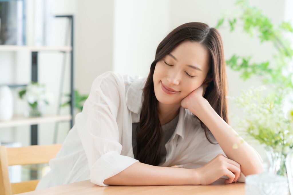リラックスをしている女性