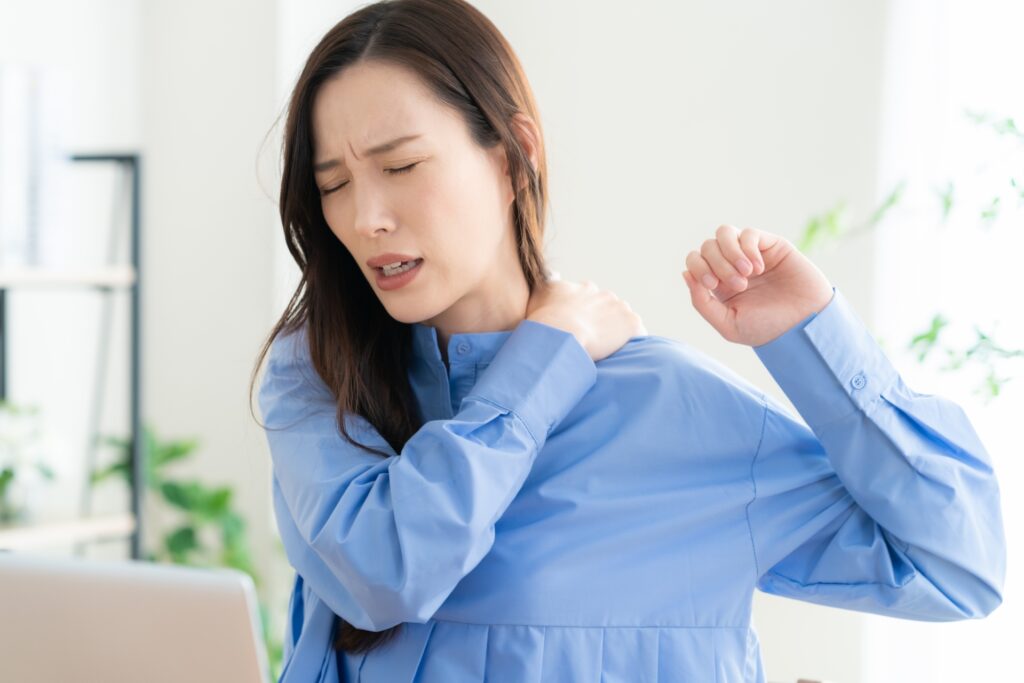 肩こりに苦しむ女性