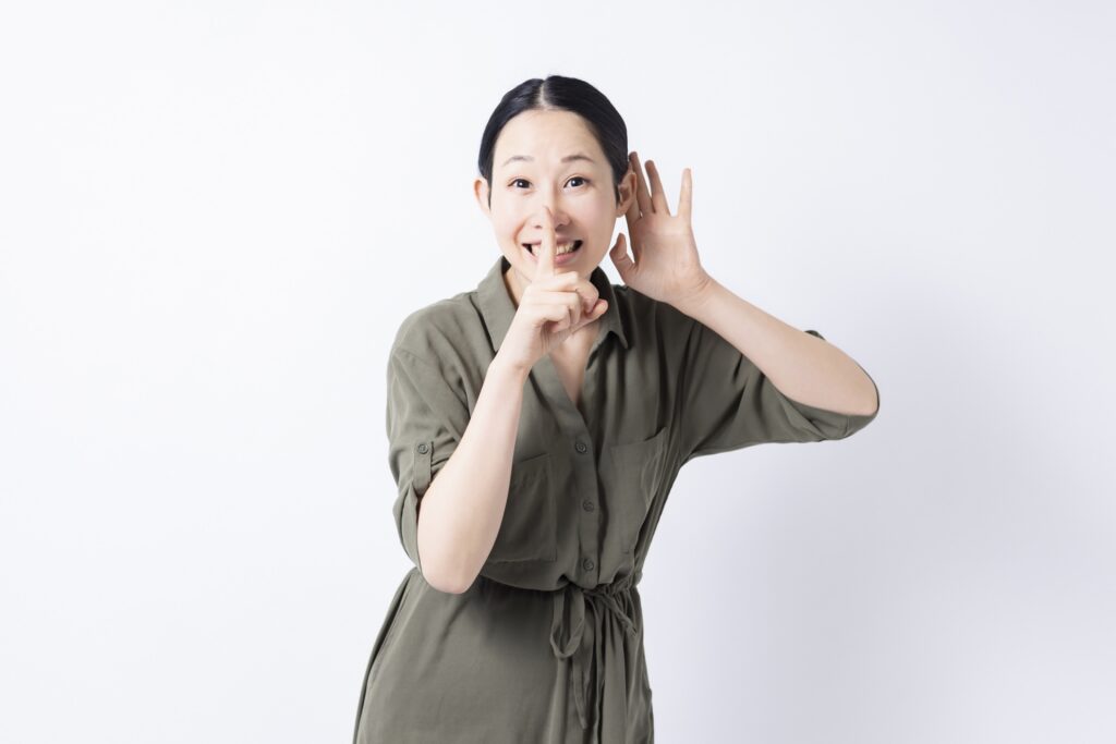 耳寄り情報を話す女性
