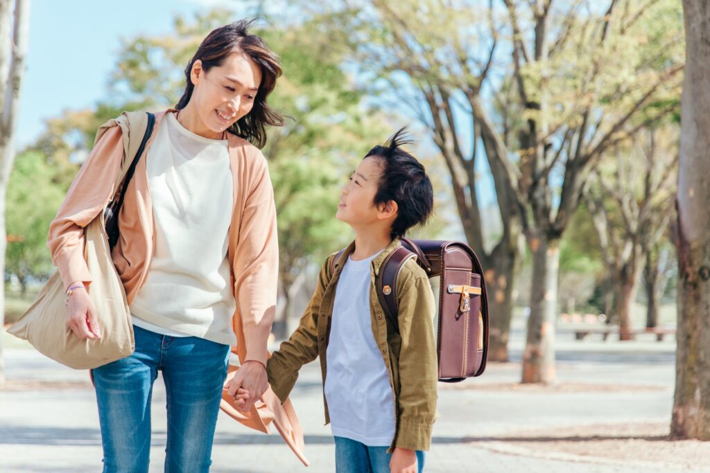 小学生男子と母親