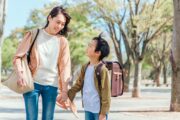 小学生男子と母親