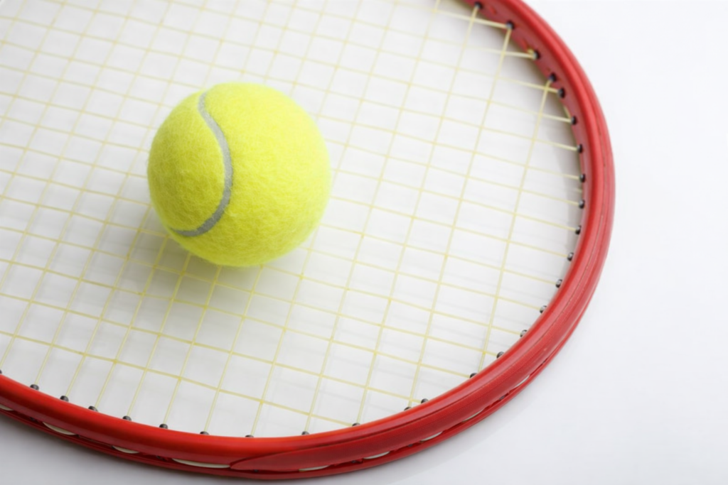 テニスボールとラケット