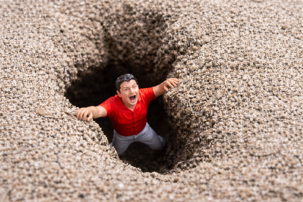 穴に落ちそうな男性