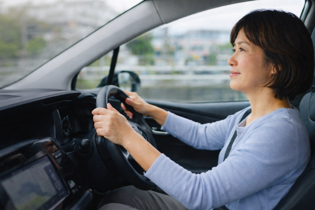 運転する50代女性