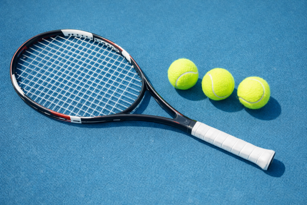 テニスラケットとボール